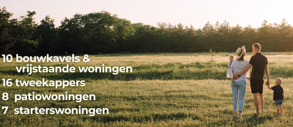 Gezin wandelt door een zonnig veld bij een nieuwbouwlocatie van Vexpro